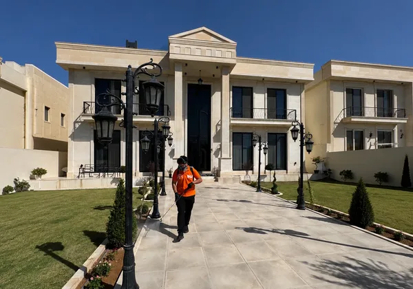 Best Control technician arriving at a villa in Erbil for pest control